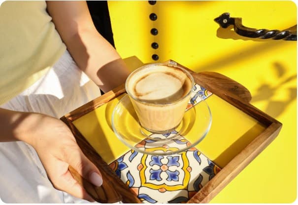 Café servi sur plateau